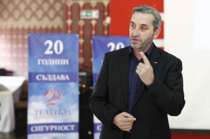 На годишната среща. Стоян Ганев представя своя доклад
